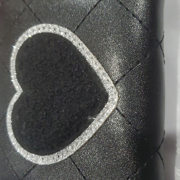 Betsey Johnson black quilted glitter trimmed fuzzy heart LBMoney bifold wallet - Picture 2 of 11